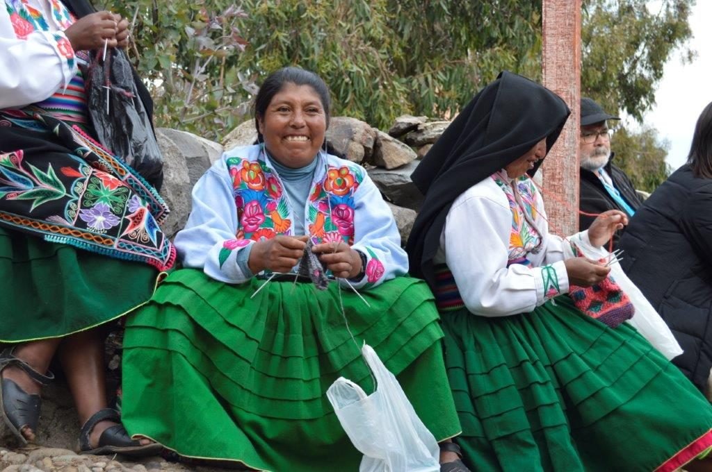 Peruvian woman knitting in Cuzco