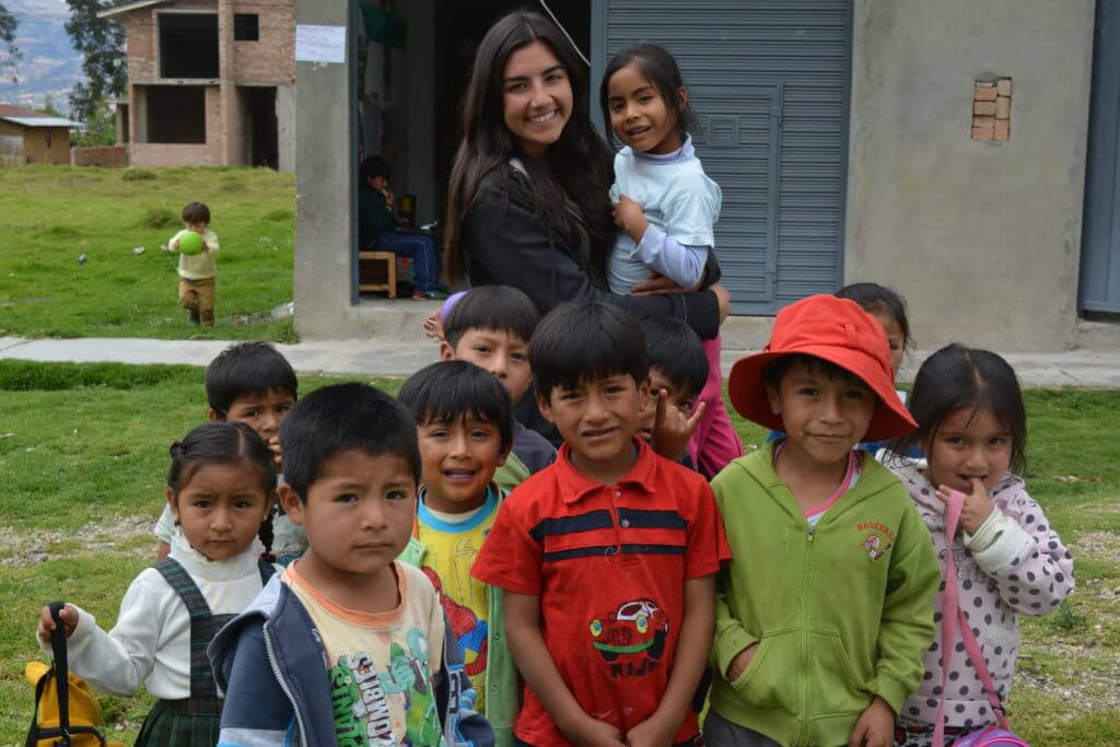 volunteering in peru with children