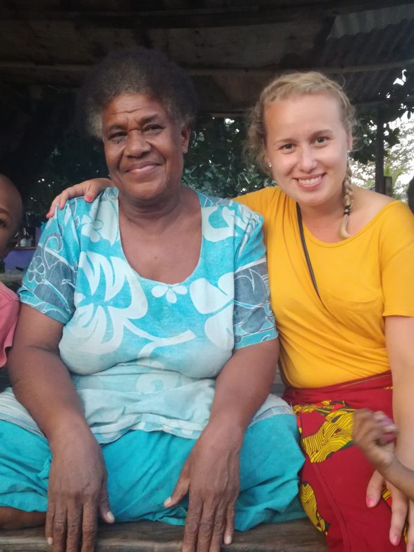 volunteer on island in fiji helping families
