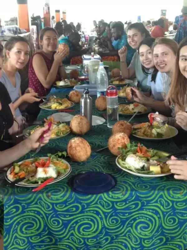 nutrition-group-dinner-out-in-vanuatu