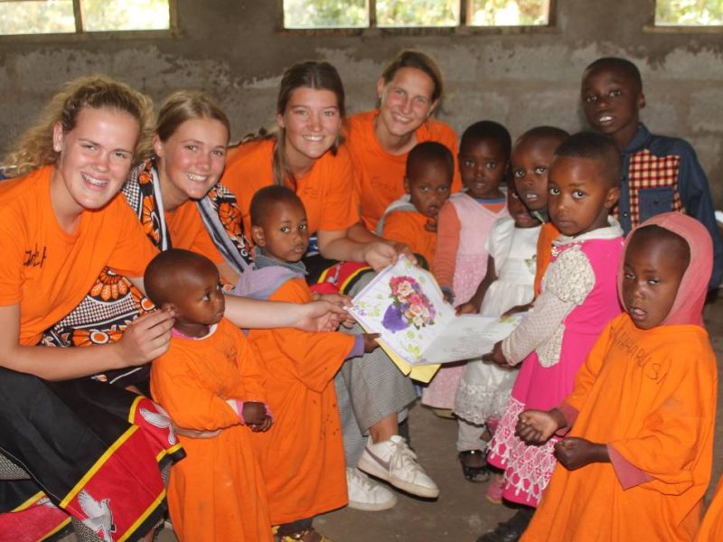 volunteers with Tanzanian kids
