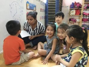 Participants teaching vocabulary to kids (1)-Ho Chi Minh