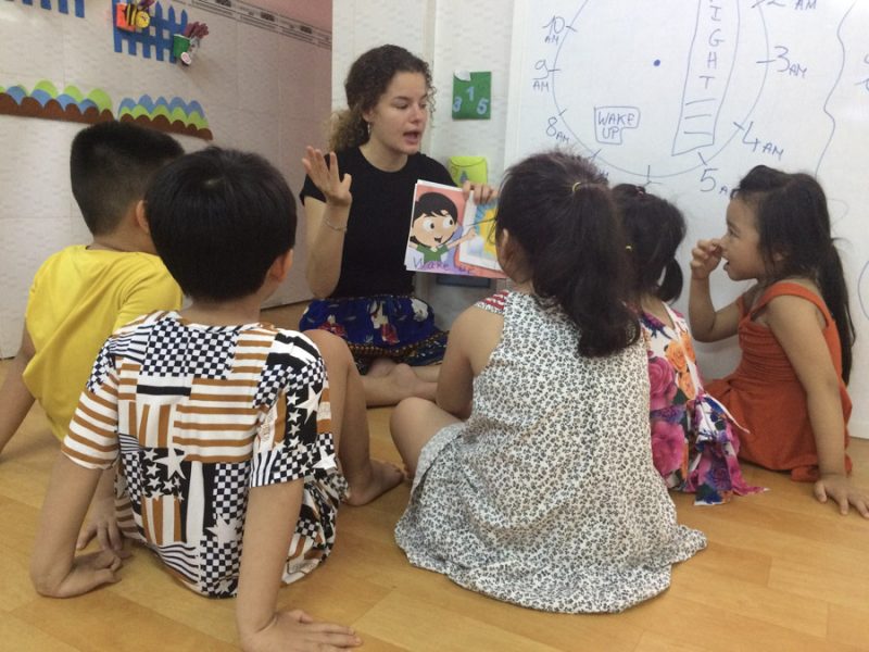 Participants teaching vocabulary to kids (2)-Ho Chi Minh