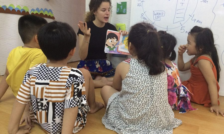 Participants teaching vocabulary to kids (2)-Ho Chi Minh