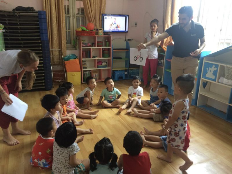 Participants teaching vocabulary to kids (3)-Ho Chi Minh