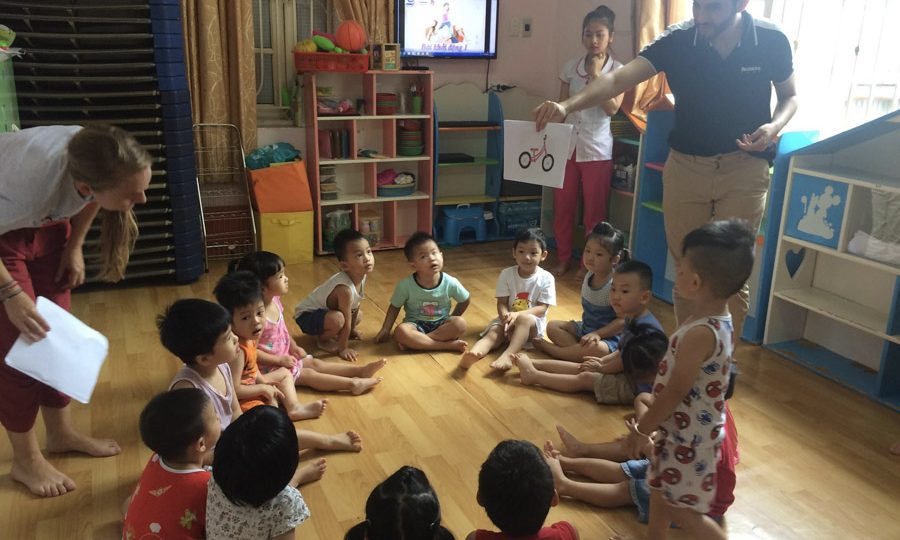 Participants teaching vocabulary to kids (3)-Ho Chi Minh