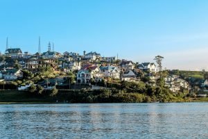 Sri Lanka-houses overlooking lake