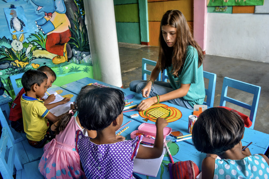 Sri Lanka kindergarten Teaching volunteering with IVI
