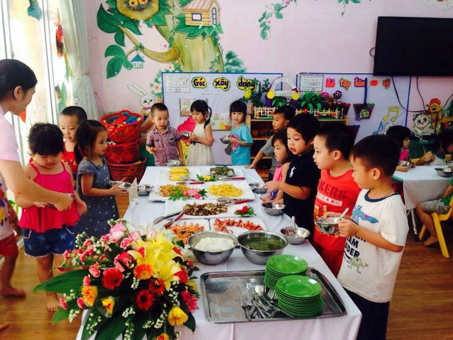 Students during lunch time-Phan Thiet - Volunteer Overseas with IVI