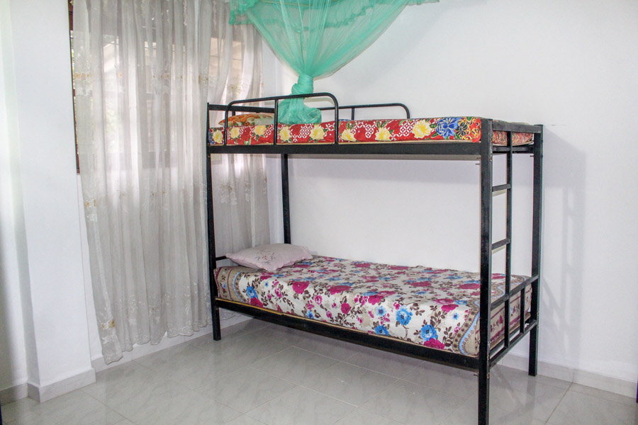 a bed with a mosquito net (Kandy)