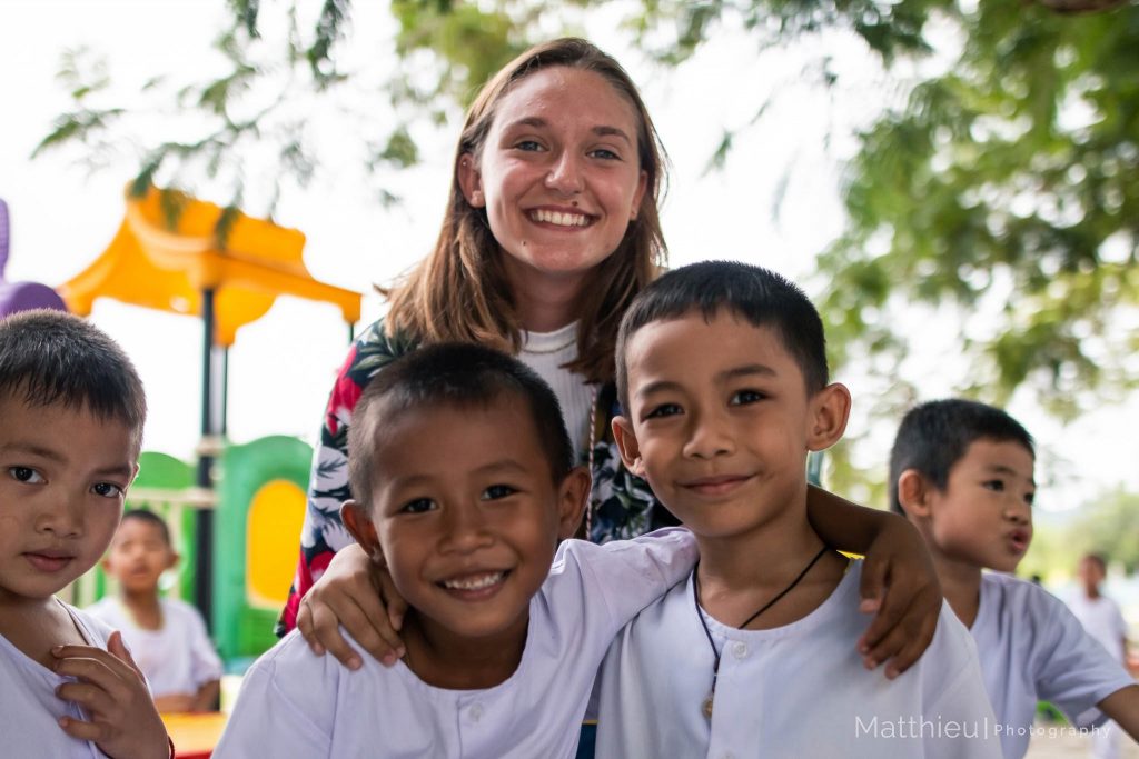 volunteer with thai kids