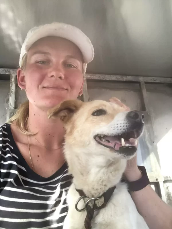 volunteer-with-dog-in-nepal