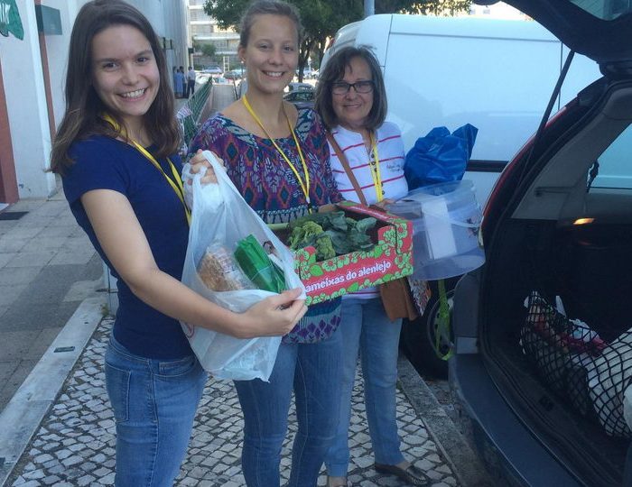 Volunteers-collecting-food