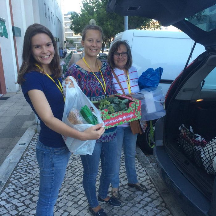 Volunteers-collecting-food