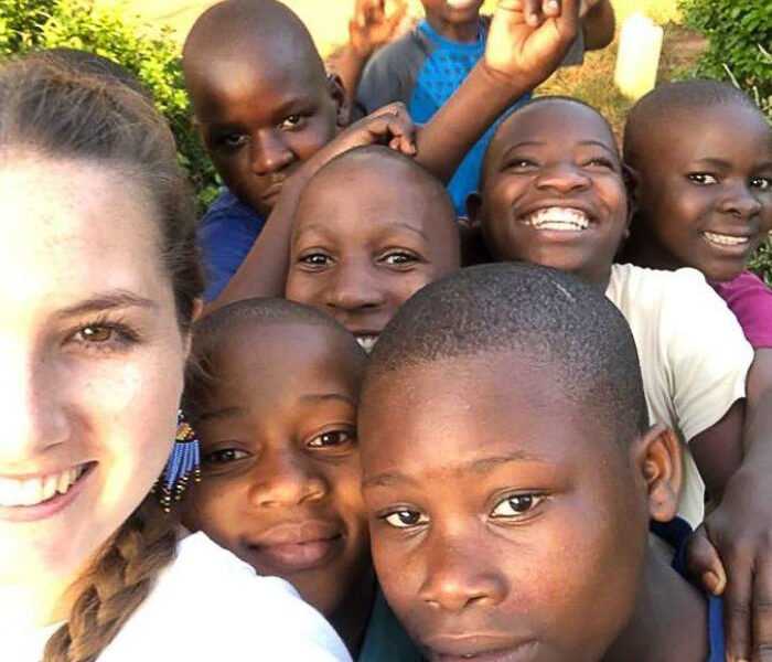 volunteer-with-kids-in-uganda