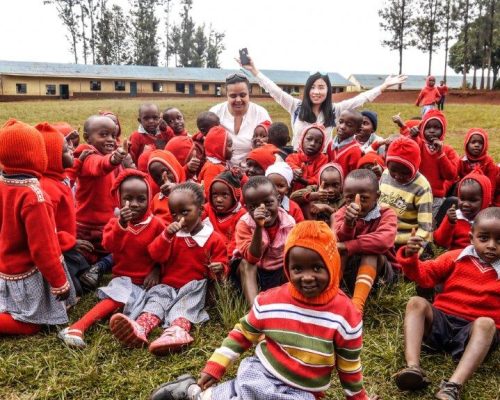 Group photo of kenya volunteer with students in maasai mara