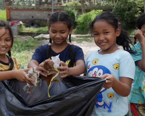Ubud kids Garbage collection