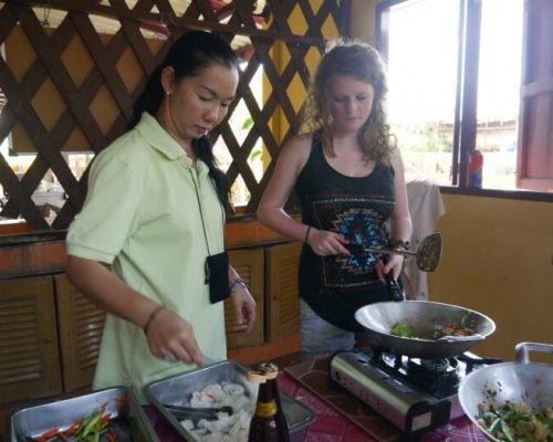Thai cooking classes for the volunteers