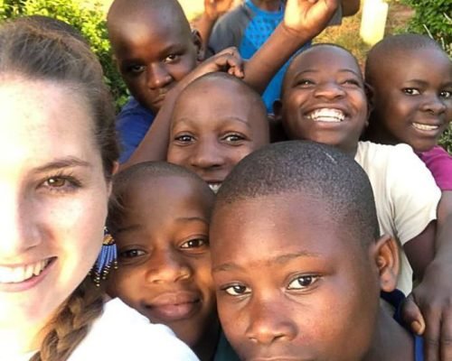 volunteer-with-kids-in-uganda